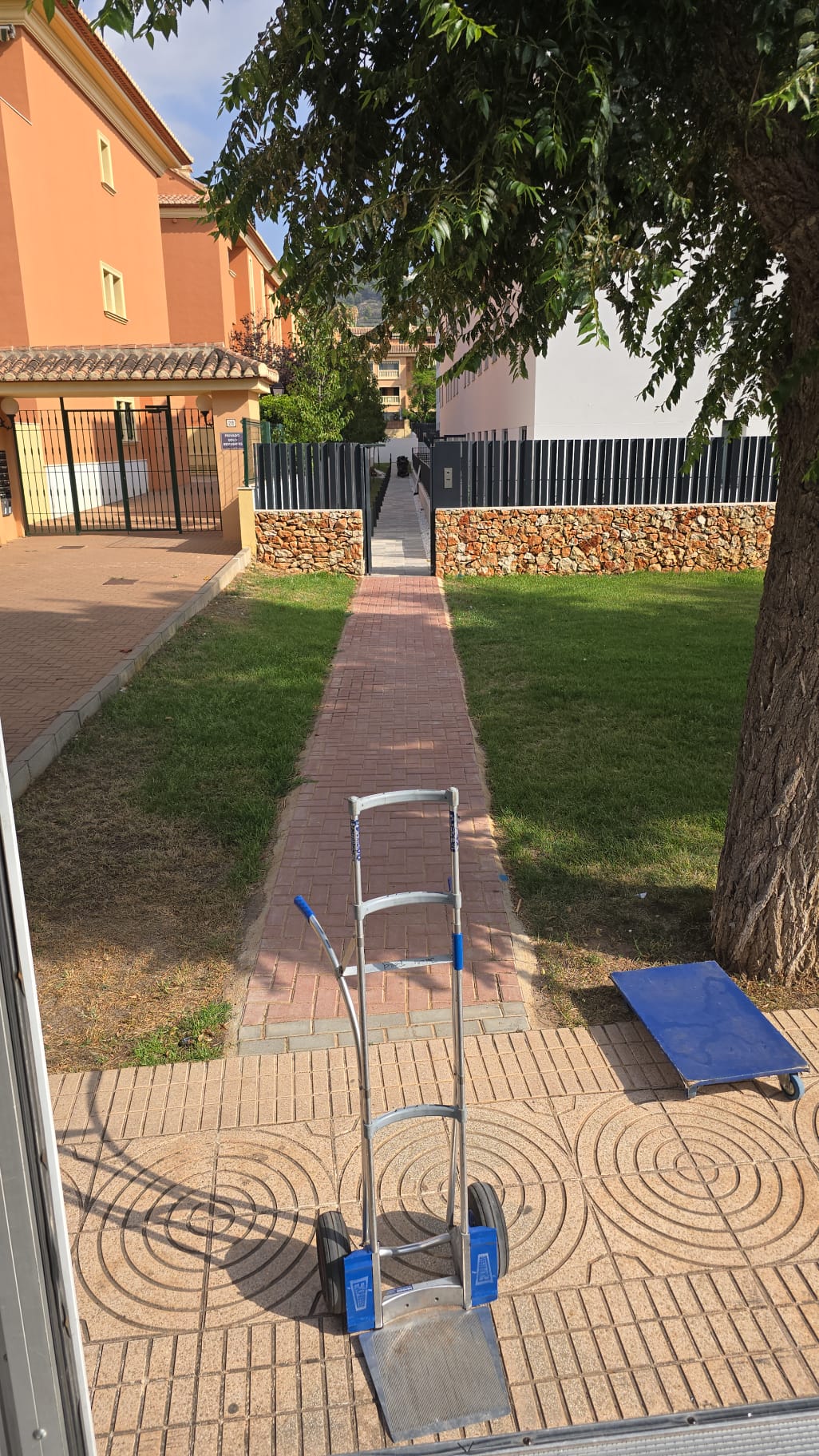 Steekwagen en meubelroller op een terras bij een verhuizing in Spanje