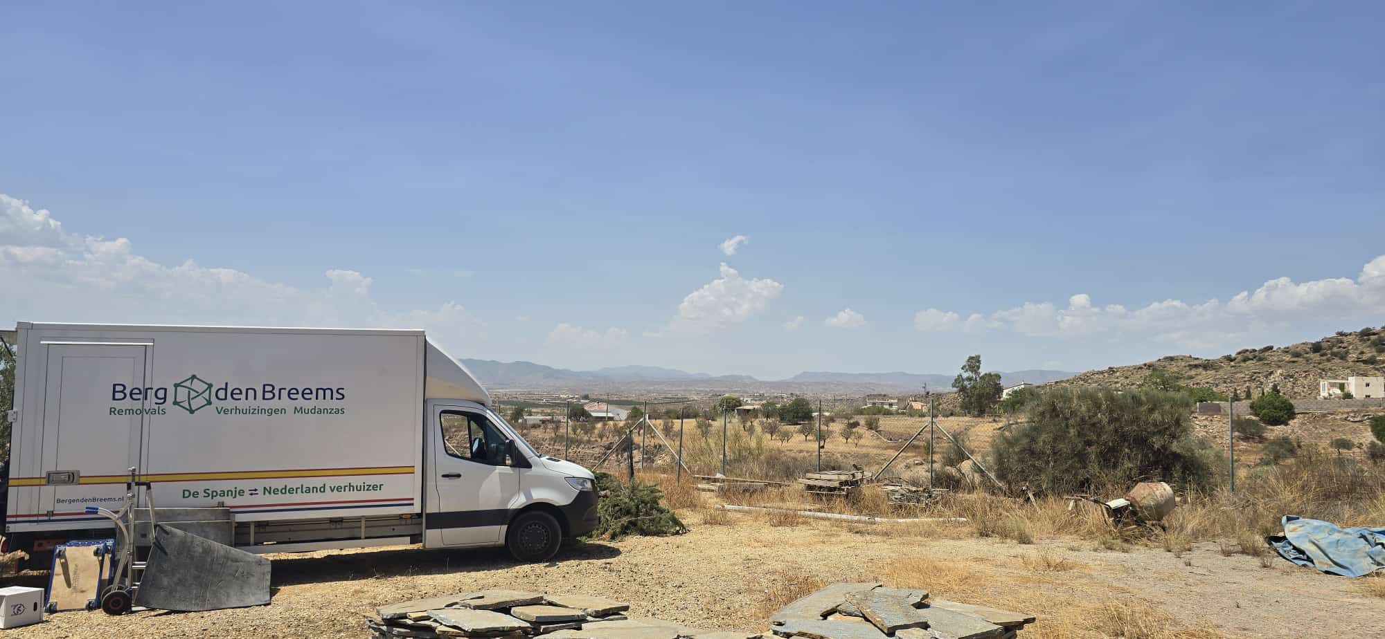 Verhuismaterieel naast de wagen bij een klus in Spanje