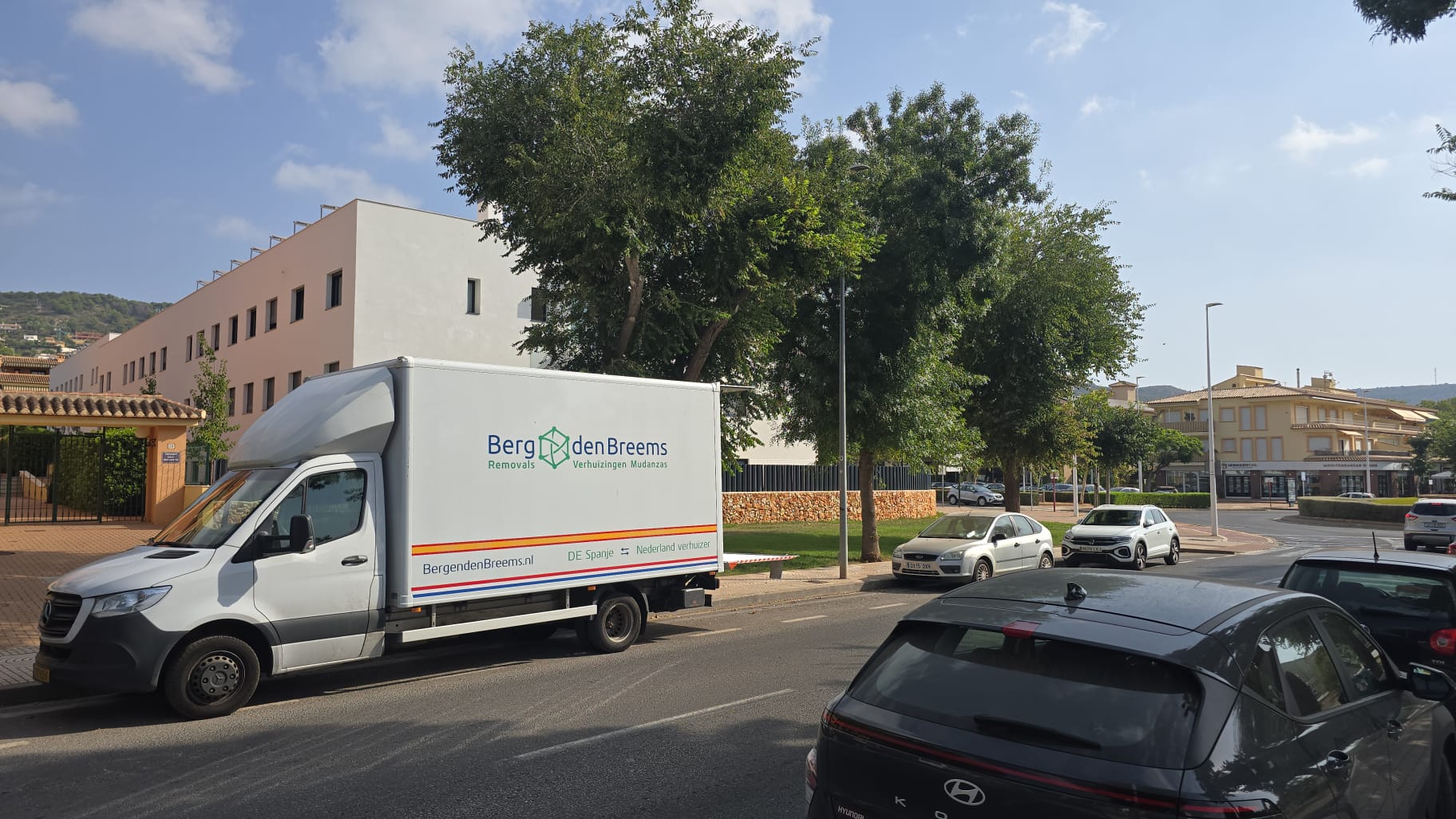 Verhuiswagen van Berg en den Breems in een Spaanse woonwijk
