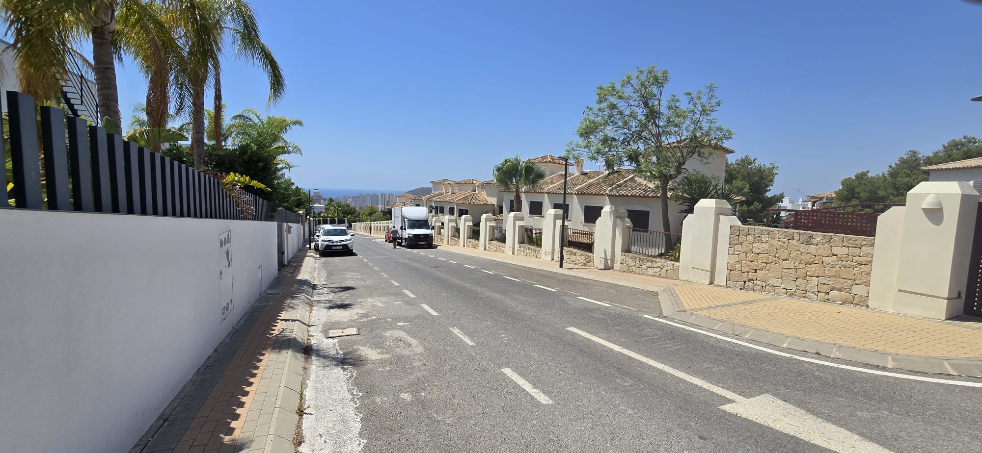 Verhuiswagen van Berg en den Breems in een straat met palmen aan de Costa Blanca