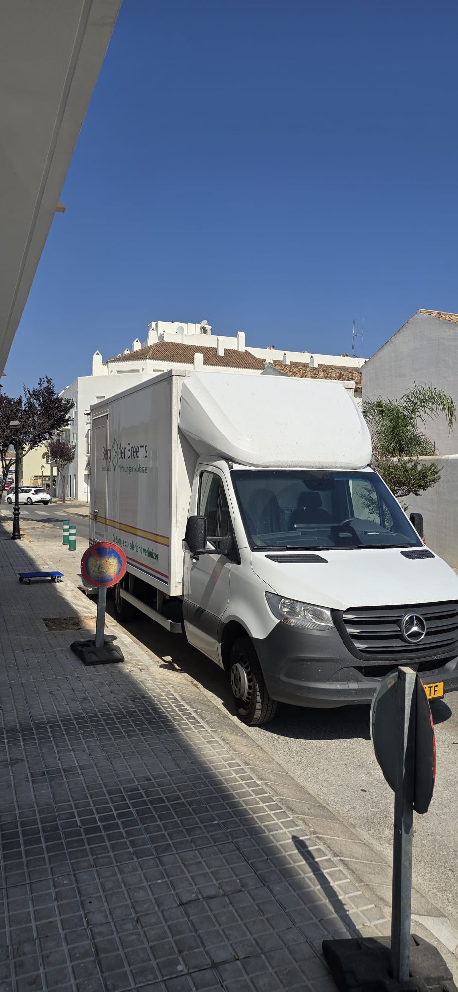 Witte verhuiswagen van Berg en den Breems geparkeerd in Spanje