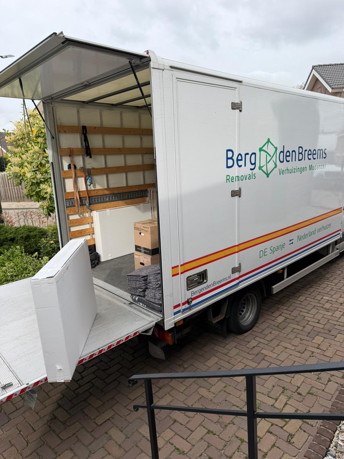 Verhuiswagen van Berg en den Breems bij een woning tijdens een particuliere verhuizing